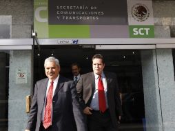 Los líderes sindicales Miguel Ángel Yudico y  Ricardo del  Valle, tras la reunión hoy sobre la reestrucuración de la aerolínea. NTX  /