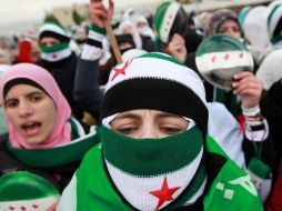 Sirios en Jordania protestan contra el régimen sirio, al cumplirse un año de la revuelta que es reprimida de manera sangrienta. REUTERS  /