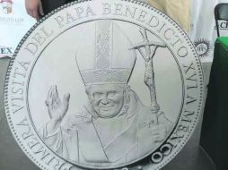 La moneda conmemorativa tiene la leyenda “Primera Visita del Papa Benedicto XVI a México 2012”.  /