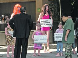 La diputada panista, Rosi Orozco, colocó maniquíes  con carteles que describían ejemplos del delito de trata. NTX  /