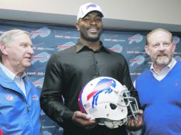Williams fue presentado con su nuevo uniforme, acompañado del entrenador Chan Gailey (der.) y del manager Buddy Nix. AP  /
