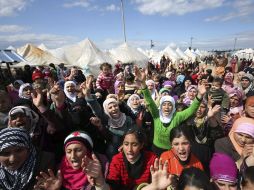 Refugiados sirios gritan eslóganes durante una protesta en Turquía. EFE  /