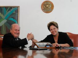 El presidente de la FIFA, Joseph Blatter (c), saluda a la gobernante brasileña, Dilma Rousseff. EFE  /