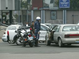 Personal de Vialidad informa que su elemento fue llevado a la Cruz Verde para ser atendido. ARCHIVO  /