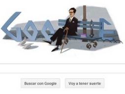 Vallejo aparece sentado en la  banca de un parque que intercala con la palabra Google.  ESPECIAL  /