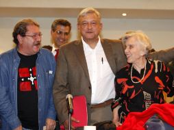López Obrador (centro) en una reunión con los escritores Paco Taibo II y Elena Poniatowska. NTX  /