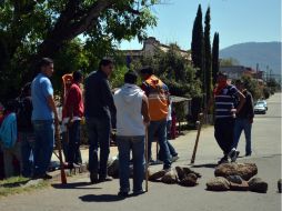 Los normalistas colocaron piedras en los alrededores de la escuela de Tiripetío desde hace un par de días. NTX  /