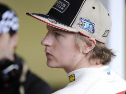Raikkonen luce en un costado de su gorra de Lotus a su personaje ''Ice Bird''. AP  /