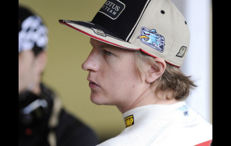 Raikkonen luce en un costado de su gorra de Lotus a su personaje ''Ice Bird''. AP  /