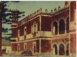 En la muestra visual se aprecia la fachada de piedra y el torreón del recinto, con un reloj que data de 1910. ARCHIVO  /