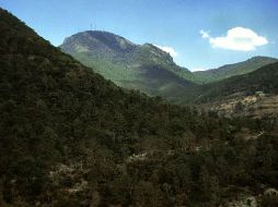 El autor confiesa que viajar a Peña de Bernal, en Querétaro, fue la razón para mezclar realidad con fantasía en su trilogía. ARCHIVO  /