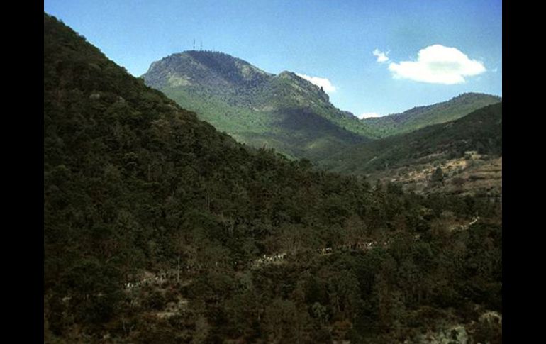 El autor confiesa que viajar a Peña de Bernal, en Querétaro, fue la razón para mezclar realidad con fantasía en su trilogía. ARCHIVO  /