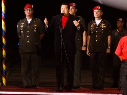 A su llegada al aeropuerto, Hugo Chávez dijo que se siente ''bastante recuperado''. REUTERS  /
