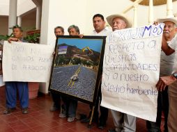 Al Ayuntamiento acudieron vecinos que se manifiestan en contra de la construcción de un casino y hotel.  /