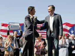 Mitt Romney (D) ofrece la mano al delegado puertorriqueño Luis Fortuno. REUTERS  /