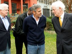 Clooney fue esposado por la policía, ante la atenta mirada de los medios de comunicación. AFP  /