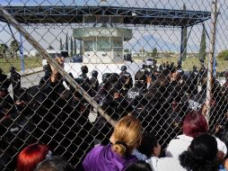 Familiares de reos afuera del penal de Apodaca el 19 de febrero, día de la fuga. ARCHIVO  /