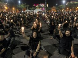 En Plaza Liberación un grupo de alrededor de 400 personas expresan el luto del Estado laico.  /