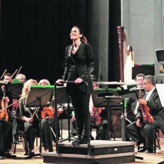 Alondra dirigió al público