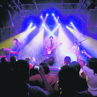 Los Bunkers ofrecen concierto ''express''