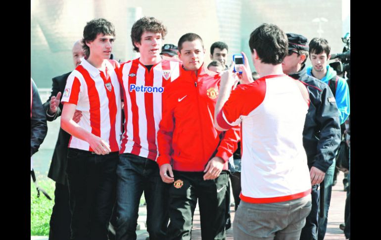 Javier Hernández fue de los jugadores del United más buscados por aficionados del Bilbao. EFE  /