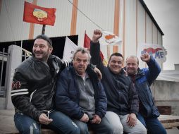 Varios trabajadores de la fábrica de Jalivurguía Ellados, su huelga se ha vuelto símbolo de la lucha sindical en Grecia. EFE  /