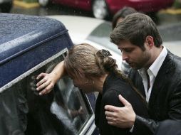 Los familiares de Karen Berendique lloran sobre la carroza que lleva su ataúd. REUTERS  /