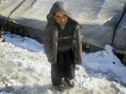 Un niño afgano que junto a su familia se han desplazado a un campamento en Kabul. EFE  /