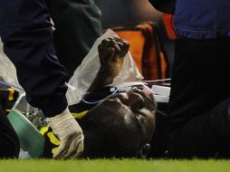 Fabrice Muamba fue llevado a un hospital tras quedar tendido en el suelo. EFE  /