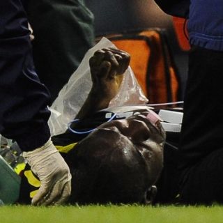 Jugador del Bolton se desmaya y obliga a suspender partido