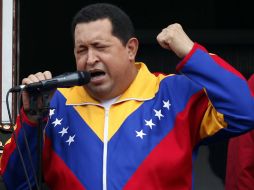 El Presidente venezolano, Hugo Chávez, canta  a sus seguidores. EFE  /