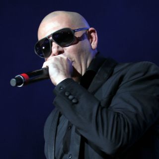 Pitbull deleita con su música a fans mexicanos