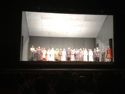 Luis de Tavira subió al escenario del Teatro Degollado para dar la noticia. IGV  /