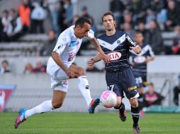 Eduardo Ribeiro, delantero del Ajaccio (izq) busca hacerse del balón. AFP  /