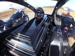 Joerg Grossman tiene su prototipo de coche fúnebre para los 'rebeldes' de otro mundo. AP  /