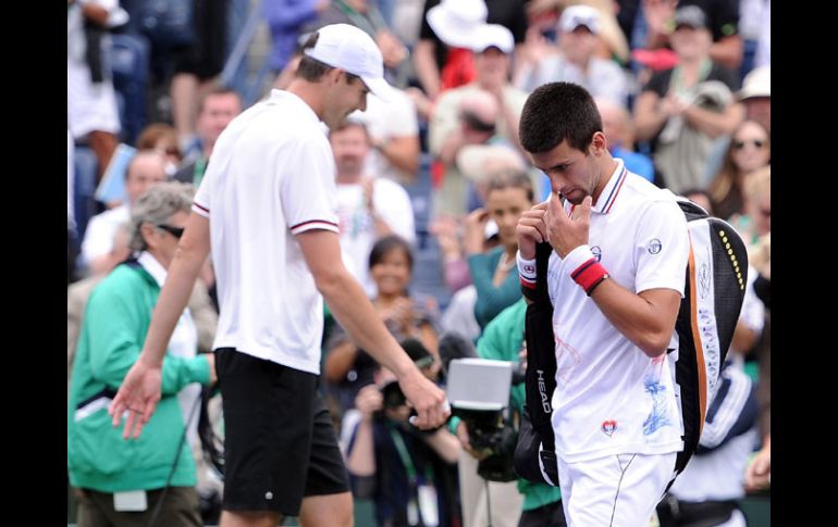 Novak Djokovic (der) buscaba su tercer título en Indian Wells. AP  /