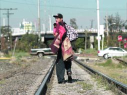 AYUDA. Juan, un tapatío del oriente de la ciudad lleva cada semana lonches y agua a los migrantes.  /