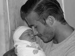 Beckham, quien obtuvo la posición número uno en el conteo, con su hija Harper Seven Beckham, quien nació en 2011. AP  /