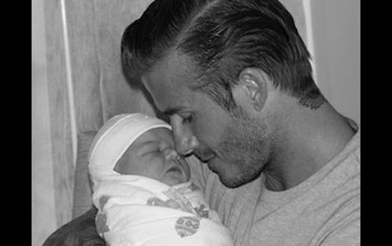 Beckham, quien obtuvo la posición número uno en el conteo, con su hija Harper Seven Beckham, quien nació en 2011. AP  /