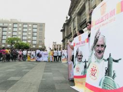 Jóvenes católicos muestran su felicidad ante la visita del Papa Benedicto al país.  /