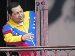 Hugo Chávez saluda a sus simpatizantes desde un balcón del Palacio de Miraflores. EFE  /