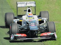 Checo Pérez tuvo dificultades sobre el trazado del Albert Park. AFP  /