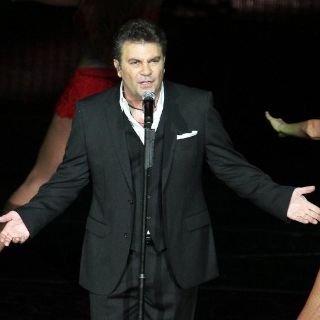 Complace Mijares a miles de seguidores con concierto en Puebla