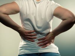 Una inadecuada postura de cargar objetos pesados puede provocar la hernia de disco. ESPECIAL  /