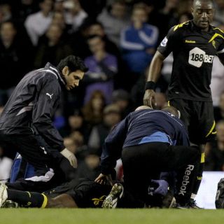 Muamba sigue luchando por su vida tras un paro cardíaco