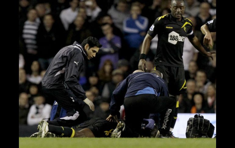 Muamba se desplomó sobre el césped de White Hart Lane poco antes del descanso. AP  /
