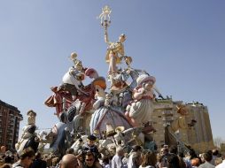 Falla valorada en 400 mil euros y ganadora del primer premio de la sección especial de Valencia. EFE  /