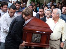 Traslado del féretro con el cuerpo de la joven de 19 años. EFE  /