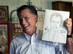Romney muestra una caricatura suya realizada por una simpatizante de 15 años. AP  /