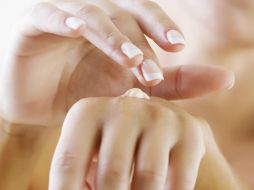 Las personas deben protegerse del sol y el calor. ID  /